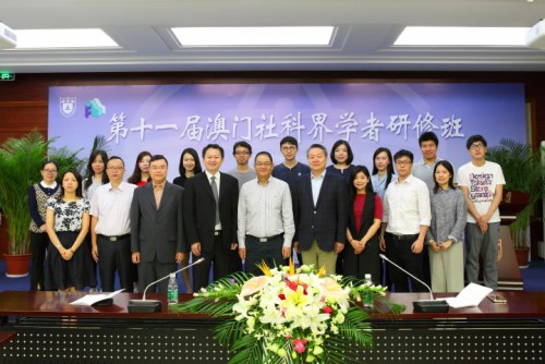 Fotografia dos formandos e representantes das entidades organizadoras