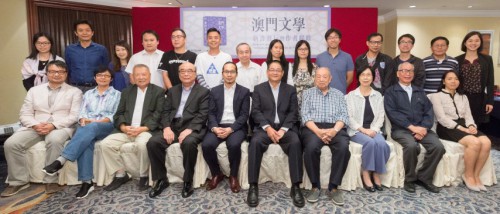 Fotografia dos autores das poesias modernas com os convidados de honra e os membros da Comissão Editorial.