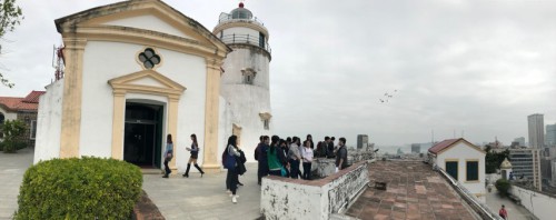 Os formandos da turma A de estudantes visitam a Capela de Nossa Senhora da Guia e o Farol da Guia