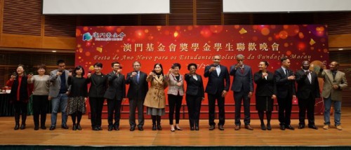 Os convidados participantes fazem um brinde 