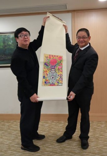 A Fundação Nacional de Cultura e Arte ofereceu uma pintura à Fundação Macau