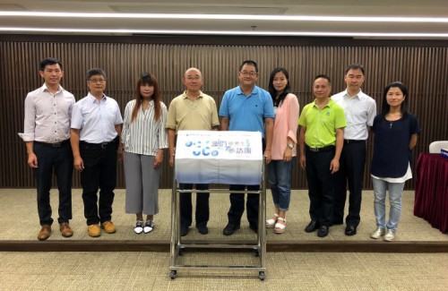 O Responsável das entidades de organização e colaboração da “Excursão de Estudantes de Macau com Bom Aproveitamento Escolar” sorteou os participantes e suplentes