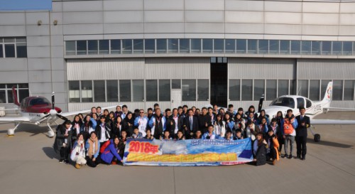 Deixar o sonho aeronáutico voar ... Os alunos de Macau apreendem o espírito aeronáutico no “Campismo de inverno de aeronáutica em Pequim para estudantes excelentes do ensino secundário, 2018”