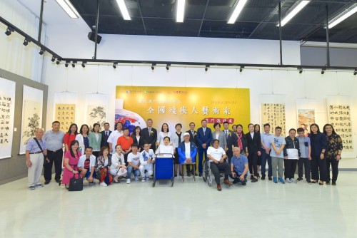 Fotografia entre os convidados, artistas e assistentes