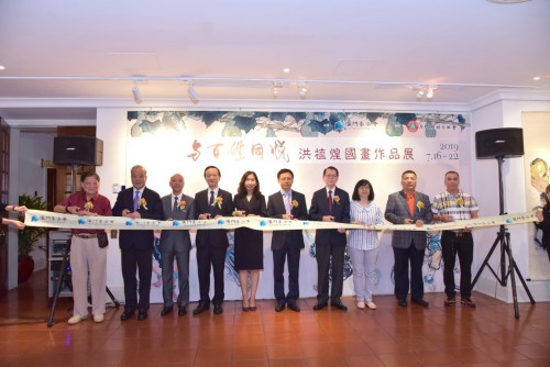 Corte de fita entre os convidados