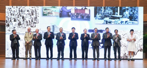 Fotografia dos convidados de honra na Cerimónia de lançamento de “Memória de Macau”