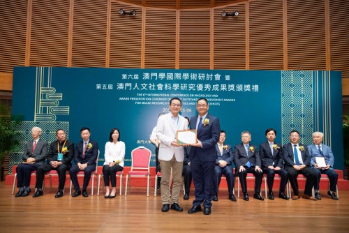 O presidente do Conselho de Administração da Fundação Macau, Wu Zhiliang, entregou prémio a Sheng Li, distinguido pela excelência do seu trabalho classificado em primeiro lugar no Grupo de Tese.