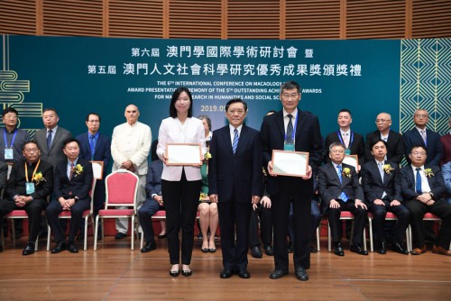 O membro do Conselho de Administração da Fundação Macau, Lai Chan Keong, entregou prémio a Xie Anbang e Lei Ngan Lin, distinguidos pela excelência dos respectivos trabalhos classificados em terceiro lugar no Grupo de Monografia.