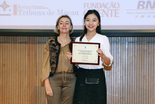 東方基金會代表頒發三等獎予薛雯予同學