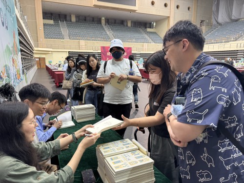 三位作者簽書並與讀者交流