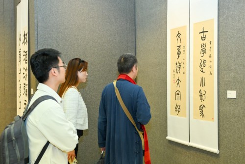 觀眾參觀展品