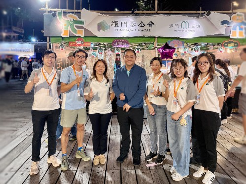 澳門基金會行政委員會吳志良主席到場感受攤位熱鬧氛圍。