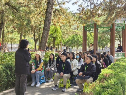 在寶塔山開展現場教學