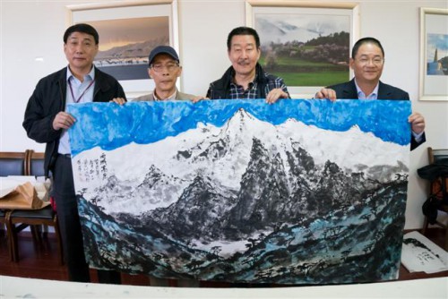  澳門畫家向西藏文聯贈送畫作